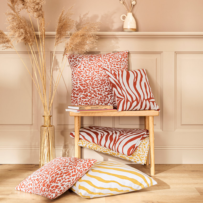Magma Kissenserie „Leopardo & Cebra“ mit trendigen Tiermustern in Rostrot und Gelb – moderne Deko mit Leoparden- und Zebra-Prints im natürlichen Wohnambiente.