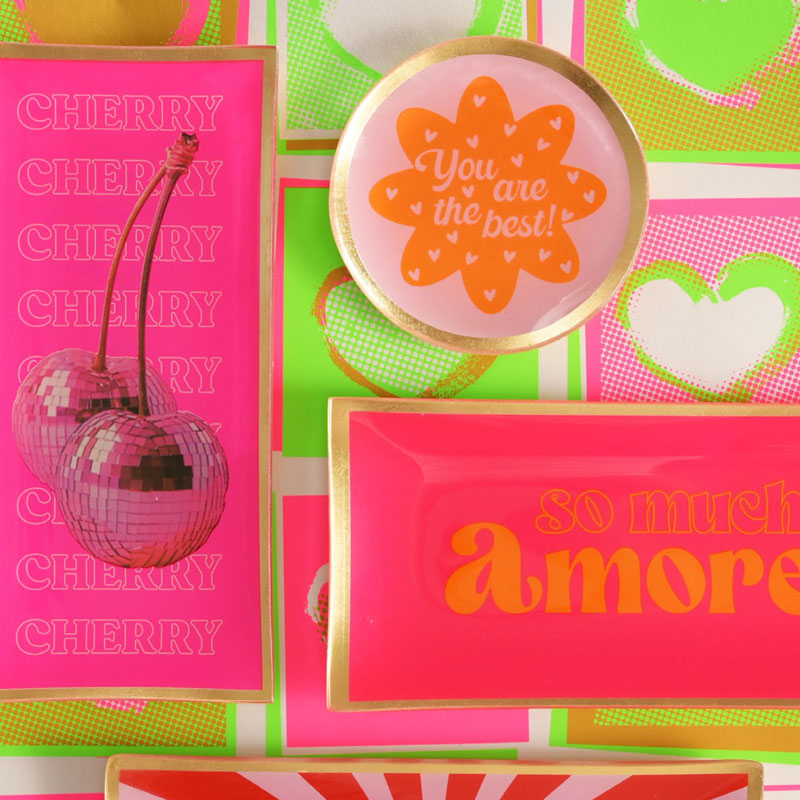 Love Plates von Gift Company – dekorative Tabletts und Schalen in Neonfarben Pink, Orange und Grün mit Statements wie „You are the best“ und „so much amore“.