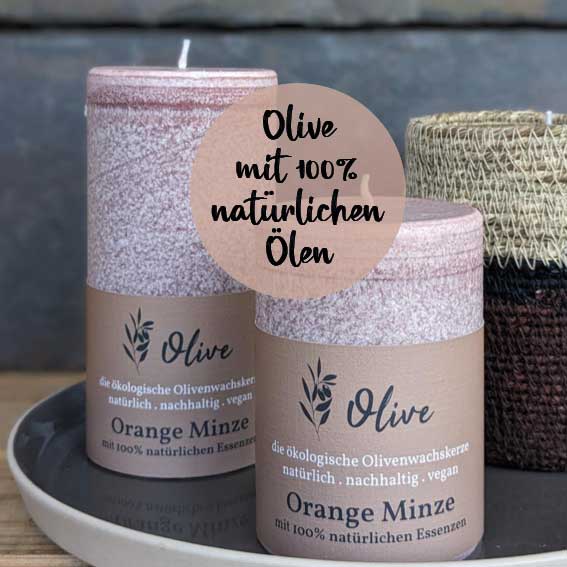 Zwei Schulthess Olivenwachskerzen Orange Minze aus nachhaltiger Herstellung, auf einem Tablett mit Naturdeko – vegane Kerzen mit 100 % natürlichen Ölen für ein frisches, ökologisches Dufterlebnis.