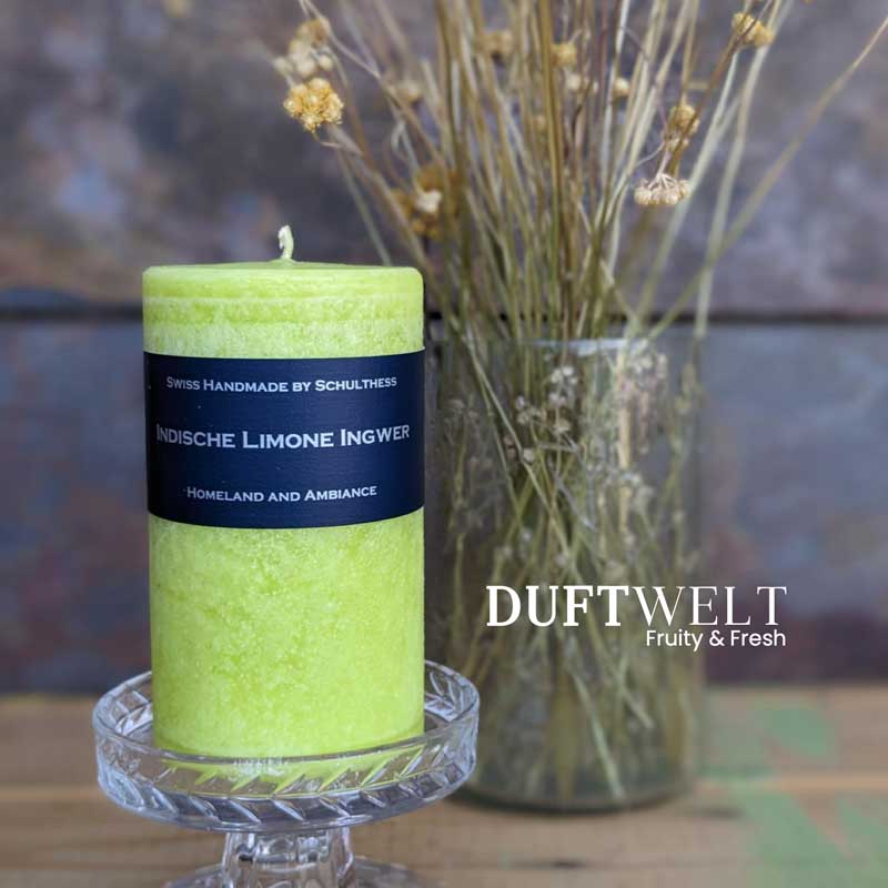 Handgemachte Duftkerze Indische Limone Ingwer von Schulthess auf Glasständer – frischer, fruchtiger Duft aus der Duftwelt Fruity & Fresh, Swiss Handmade