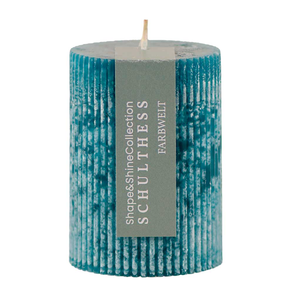 Shape & Shine Rillenkerze in der Farbe "Emerald" von Schulthess Kerzen