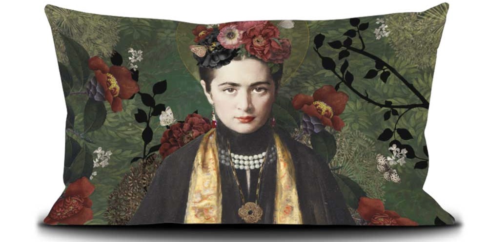 Voglio Bene Samtkissen Carmen 40x65 – luxuriöses Designer-Dekokissen mit kunstvollem Frauenportrait vor floralem Hintergrund, edles Wohnaccessoire für stilvolle Einrichtung.