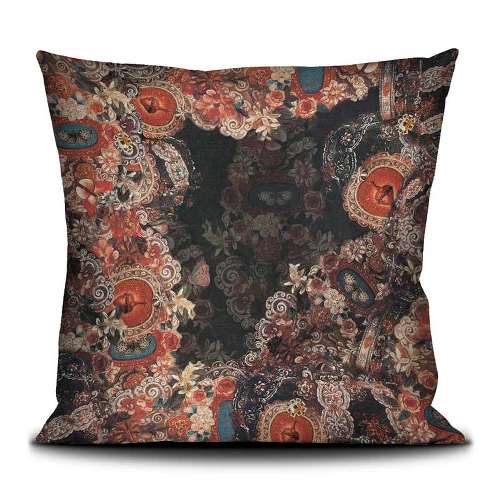 Voglio Bene Luxus Samtkissen 50x50 – reiches, barock inspiriertes Ornamentmuster mit Blumen, Symbolen und dekorativen Details auf dunkler Fläche.