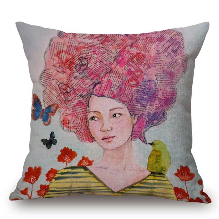 Kissenhülle „Minerva“ von Still&Silent mit fantasievollem Porträtmotiv – Frau mit rosa Haaren aus Zeitungstext, gelbem Vogel auf der Schulter und Schmetterlingen auf hellem Hintergrund.