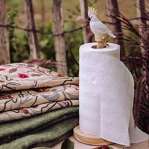 Wildlife Garden Küchenrollenhalter mit Kakadufigur – handgefertigtes schwedisches Design aus Holz, dekorativ und funktional für stilvolle Kücheneinrichtung.