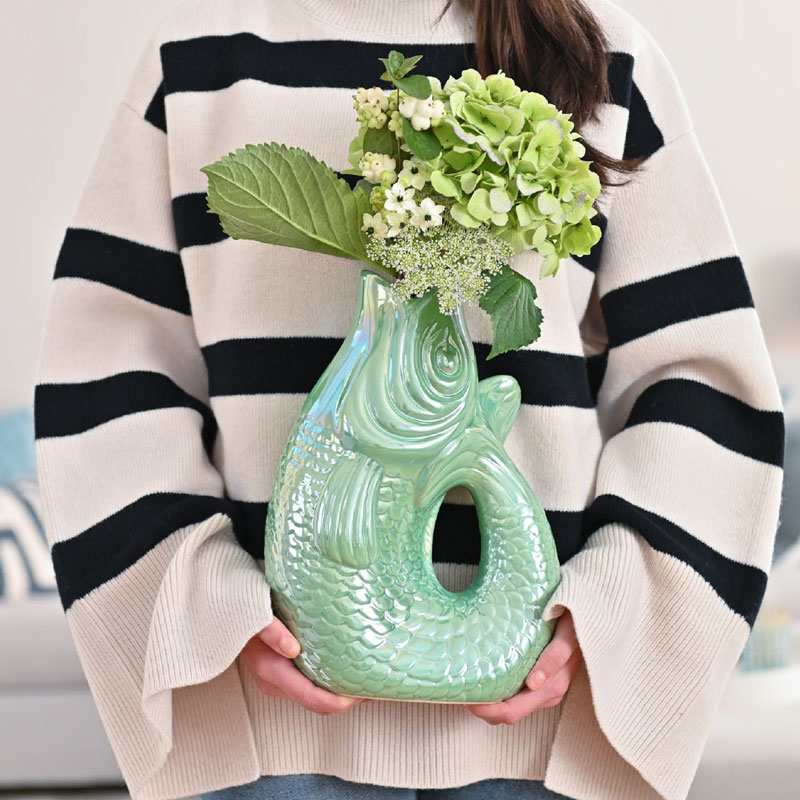 Carafon Karaffe/Vase von Gift Company in Fischform – glänzende, mintgrüne Keramikvase mit Reliefstruktur, dekorativ mit frischen Hortensien und Blüten arrangiert.