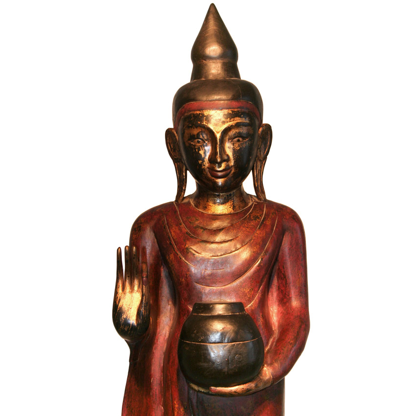 Großer roter Buddha mit Faltenwurf