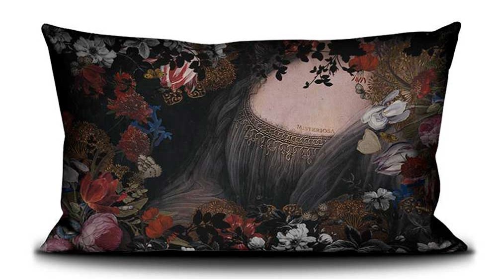 Voglio Bene Samtkissen Misteriosa 40x65 – floraler Kunstprint mit geheimnisvoller Figur und dekorativen Blüten im Barock-Stil, edler dunkler Hintergrund