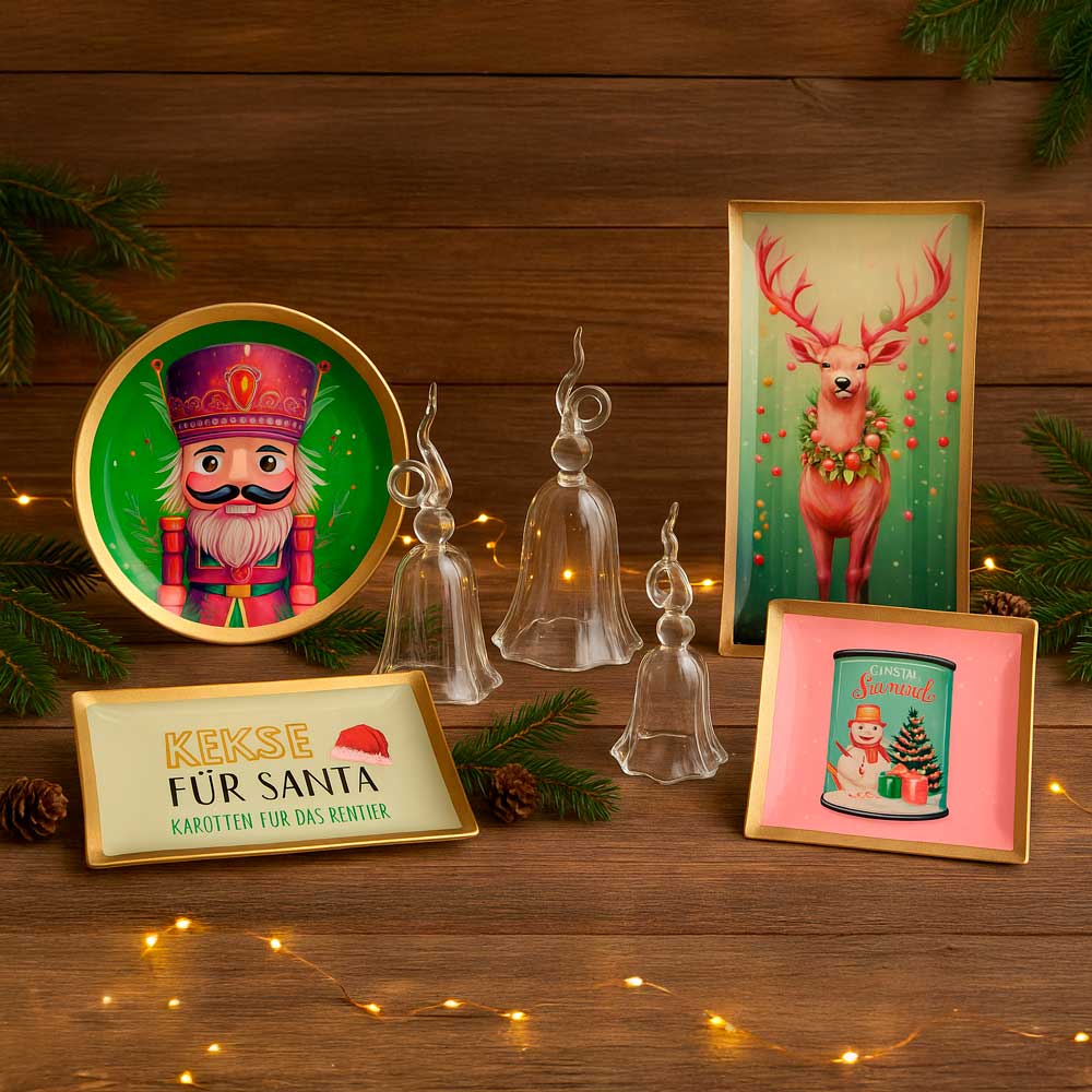 Love Plates von Gift Company - super schön - super dekorativ Weihnachtliche Glasteller Love Plates von Gift Company mit festlichen Motiven wie Nussknacker, Rentier und Schneemann, dekoriert mit Tannenzweigen, Zapfen und Lichterkette.