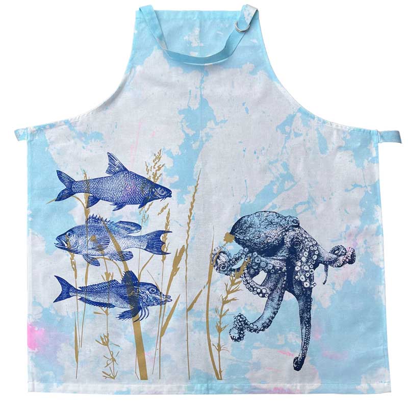Schürze "Octopus" Frohstoff Schürze mit maritimem Design aus Fischen und Oktopus auf blauem Hintergrund – handbedruckte Leinenschürze, ideal für Küche und Grillabende.