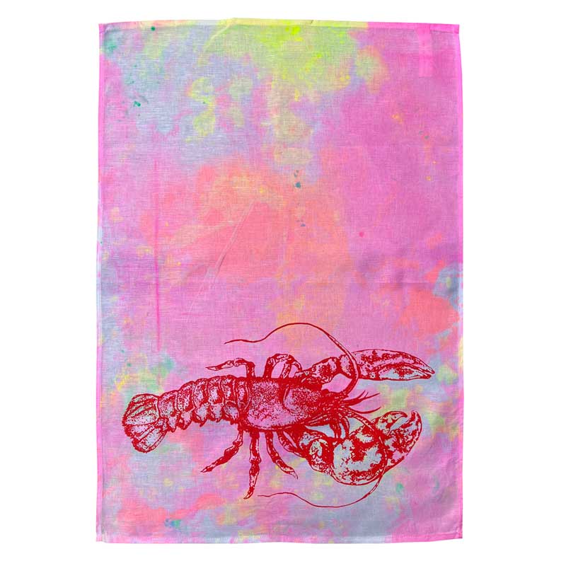 Geschirrtuch "Hummer" Frohstoff Geschirrtuch mit rotem Hummerdruck auf pink-bunt marmoriertem Hintergrund – handbedrucktes Leinentuch, kunstvoll gestaltet und nachhaltig produziert.