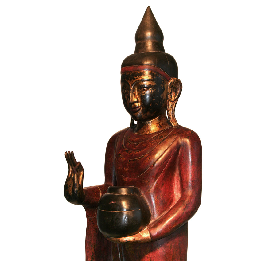 Seitliche Ansicht des großen roten Buddha mit Bettelschale, burmesische Holzfigur mit goldener Patina, anmutige Haltung und ruhiger Ausdruck.
