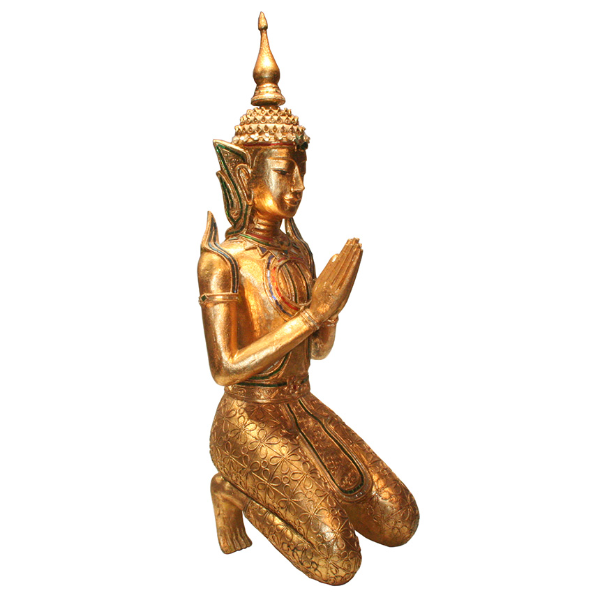 Großer goldener Thai Engel Thepanom mit farbigen Glaseinlagen in Gebetshaltung – traditionelle thailändische Tempelfigur.