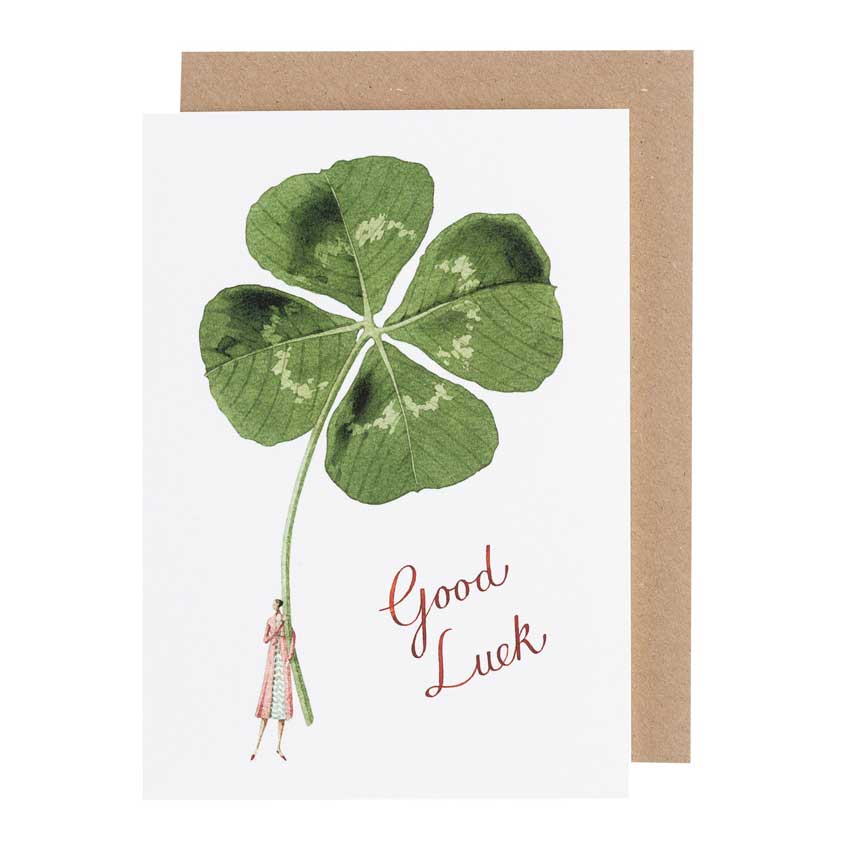 Grußkarte Good Luck Lady von Laura Stoddart – zarte Illustration einer Frau mit einem großen vierblättrigen Kleeblatt und dem Schriftzug ‚Good Luck‘, inklusive naturbraunem Kuvert