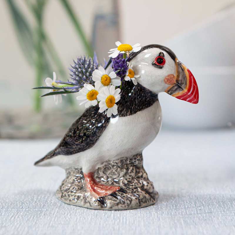 Mini-Vase Puffin von Quail Ceramics – handbemalte Keramikvase in Form eines Papageitauchers, detailreich gestaltet und perfekt für kleine Blumenarrangements oder als charmante Tischdeko.