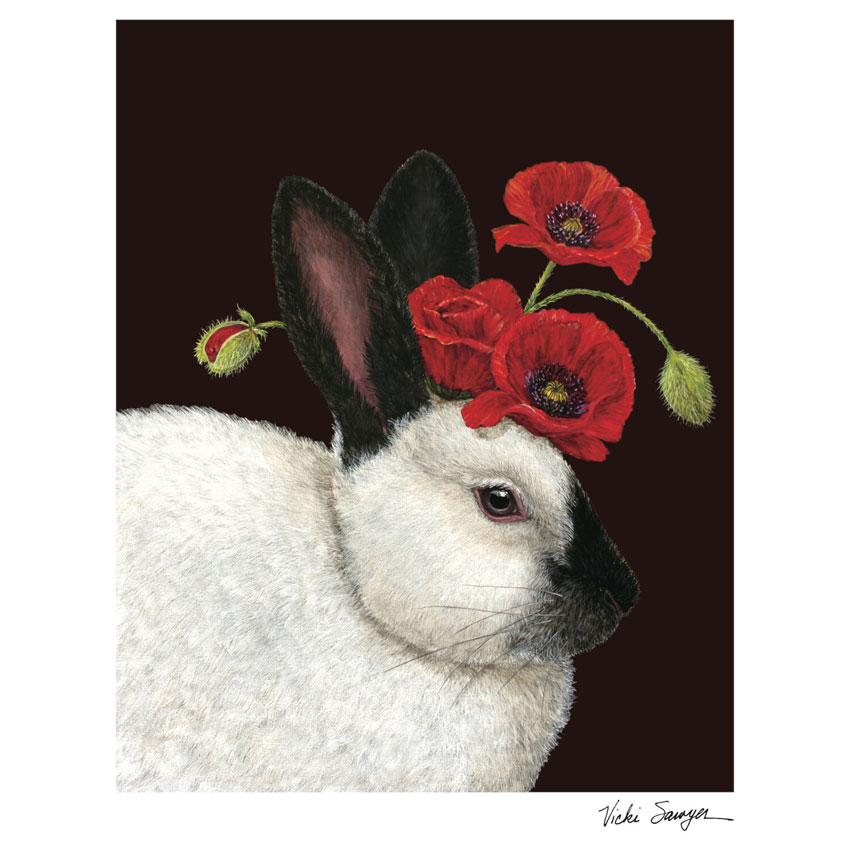 Art Print „Naomi“ von Vicki Sawyer: realistisch gemaltes Kaninchen mit roten Mohnblumen auf dem Kopf vor dunklem Hintergrund. Tierporträt mit poetischem Charme und liebevollen Details.