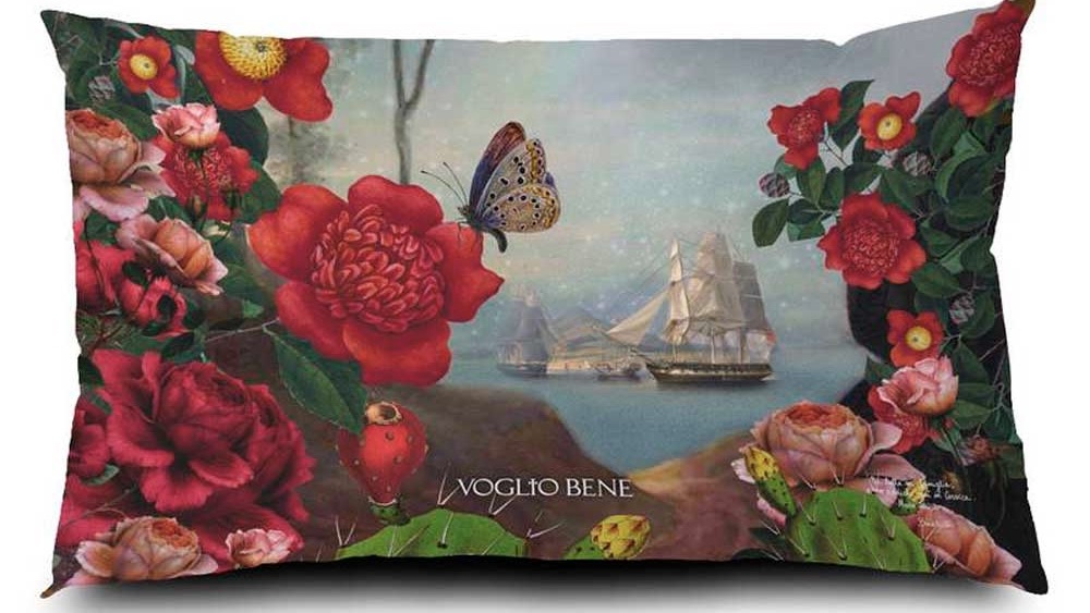 Voglio Bene Samtkissen Santa di U Niolu 40x65 – Rückseite mit maritimer Landschaft, Segelschiffen, Schmetterling und üppigem Blumenrahmen in kräftigen Farben.