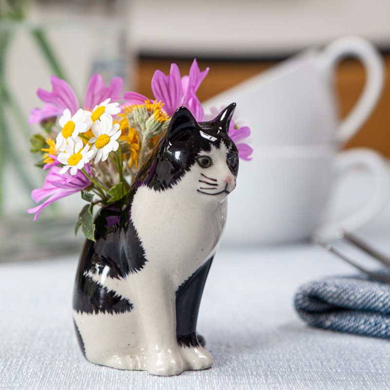 Handbemalte Katzenvase von Quail Ceramics mit kleinen Frühlingsblumen – dekorative Keramikvase im charmanten Tierdesign.
