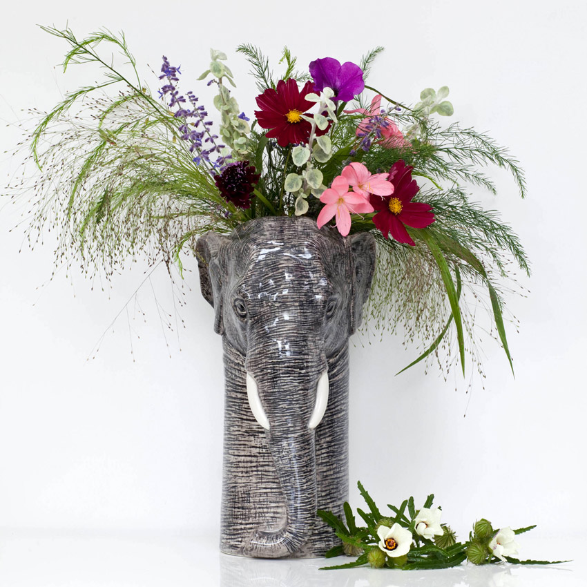 Charakter, Witz und Stil Große Keramikvase in Form eines Elefantenkopfs von Quail Ceramics, gefüllt mit bunten Sommerblumen und Gräsern. Eine elegante Tiermotiv-Vase als originelle Deko für Tisch oder Kommode.