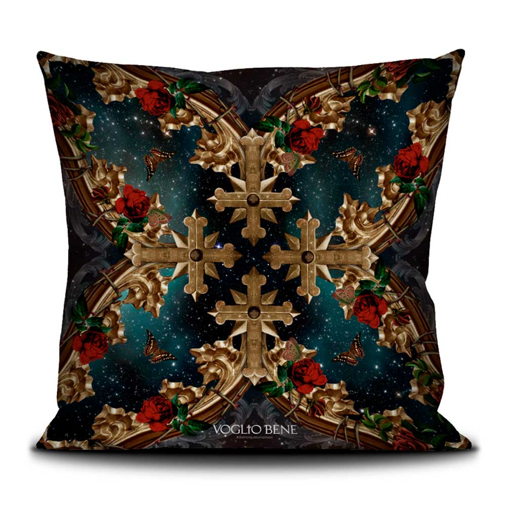 Voglio Bene Luxus Samtkissen 50x50 – dekorative Rückseite mit goldenen Kreuzornamenten, roten Rosen, Schmetterlingen und tiefem Sternenhimmel.