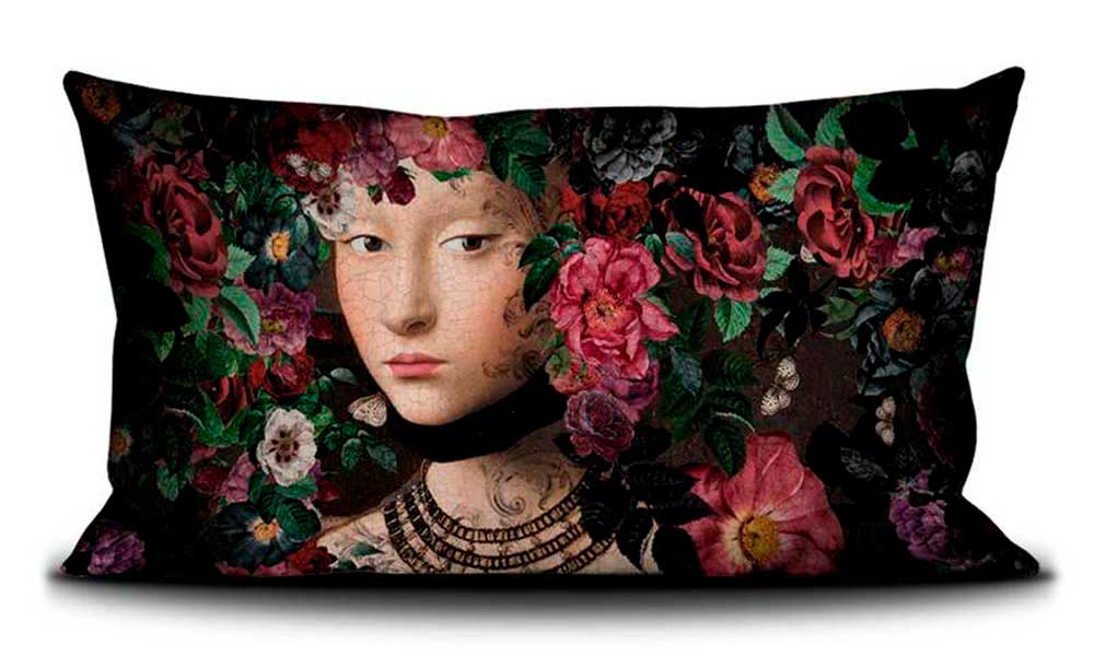 Voglio Bene Luxus Kissen 70x140 – florales Porträt mit Renaissance-Face, dunklem Hintergrund und opulenten Blüten, elegante Kunstkissenhülle aus Samt.