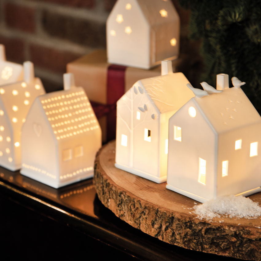 Leuchtende Porzellanhäuser von Räder – zarte Lichtobjekte aus feinem Porzellan, die Wärme und Gemütlichkeit in Ihr Zuhause bringen. Perfekt für die Adventszeit.