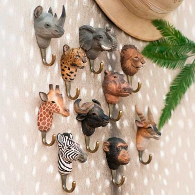 Dekorative Tierhaken von Wildlife Garden aus handgeschnitztem Holz mit Safari-Motiven wie Zebra, Giraffe, Elefant und Löwe für Wand & Garderobe.