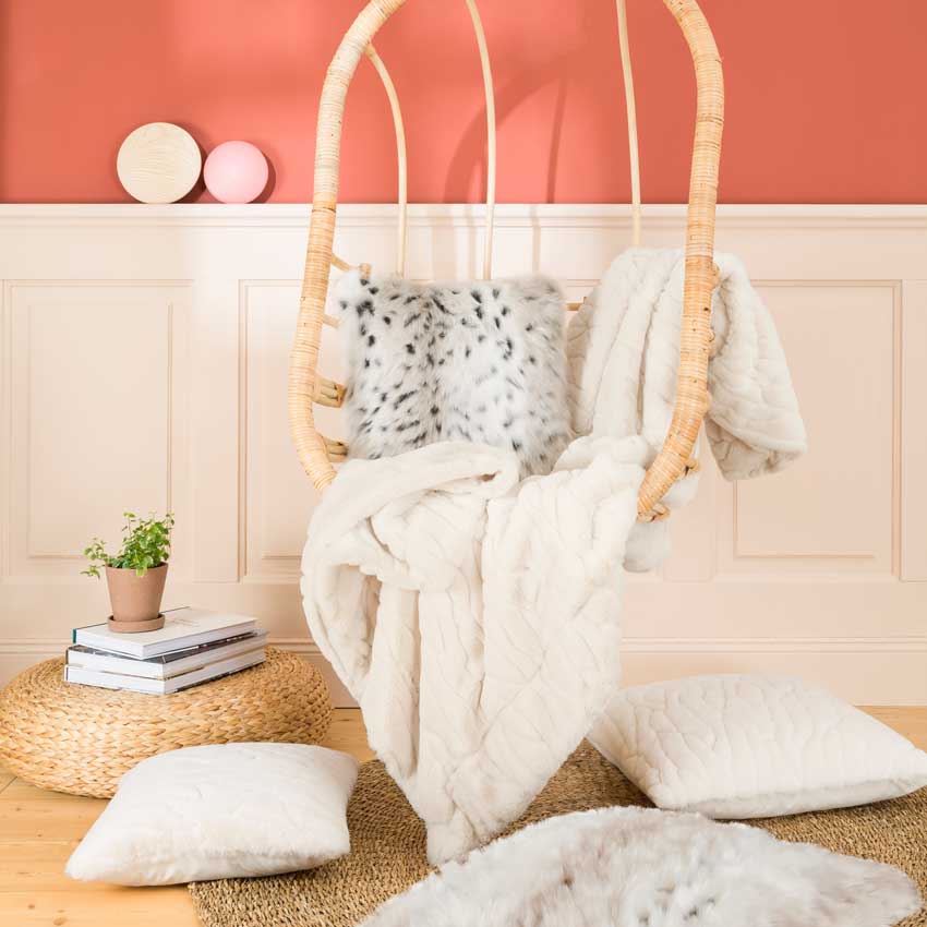 Magma Kollektion Skins – flauschige Kissen und Decken in Felloptik, kuschelige Wohntextilien in Creme und Weiß für gemütliche Wohlfühlmomente im modernen Wohnstil.