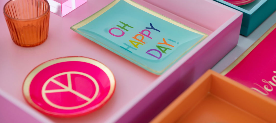 Dekorativer Hinterglasdruck in verspieltem Retrodesign Love Plates Glasteller von Gift Company – fröhliche Deko-Teller in bunten Farben mit Schriftzug „Oh Happy Day“ und Peace-Symbol, modernes Design mit goldenen Akzenten.