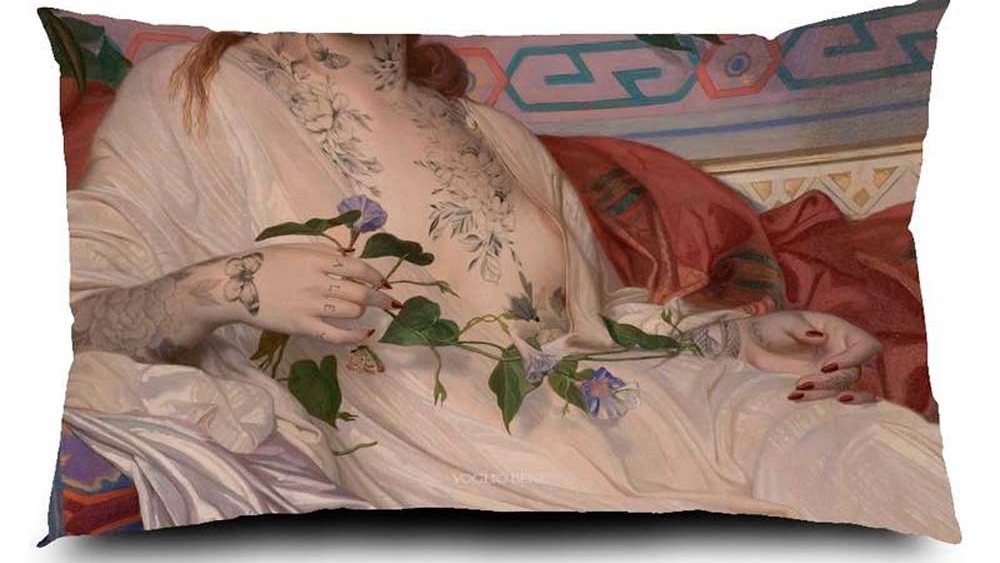 Voglio Bene Samtkissen Albaydé 40x65 – Rückseite mit detaillierter Nahaufnahme von Gewand, Händen mit Tattoos und Blätterranke, vor kunstvoll gemustertem Hintergrund.