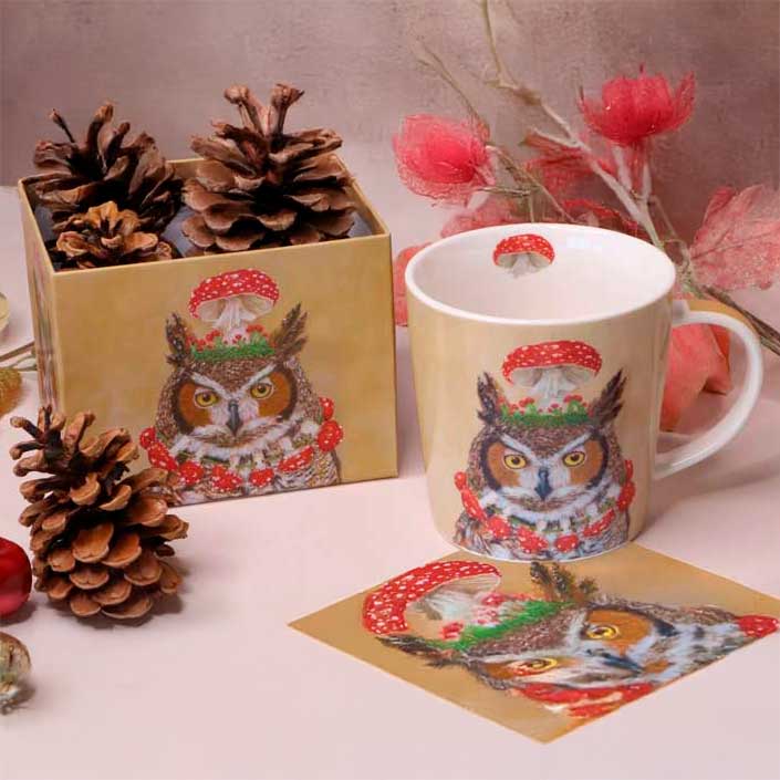 PPD Tasse mit originellem Eulenmotiv der Künstlerin Vicki Sawyer, illustriert mit Fliegenpilz und Beeren, arrangiert mit passender Geschenkbox und Zapfen – kreative PPD Tischkultur.