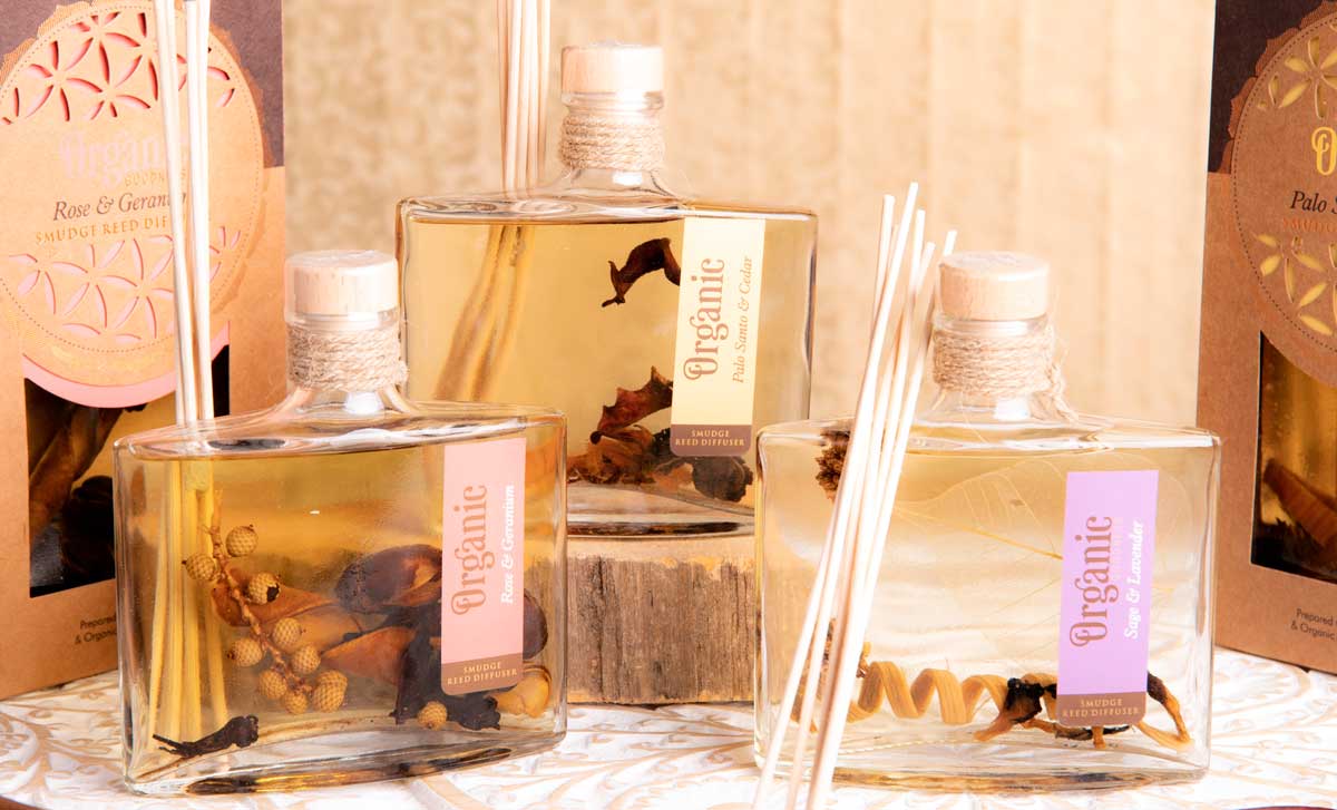 für Achtsamkeit, Entspannung und stilvolle Natürlichkeit Organic Reed Diffuser von Berk – natürliche Raumdüfte mit Palo Santo, Rose & Geranium und Lavendel, bringen Harmonie, Reinheit und sanfte Frische in jeden Wohnraum.