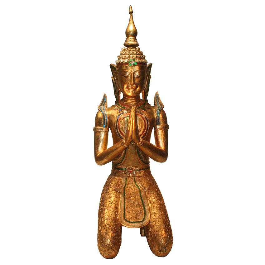 Großer goldener Thai Engel Thepanom in Gebetshaltung, Vorderansicht der traditionellen thailändischen Tempelfigur mit farbigen Glaseinlagen