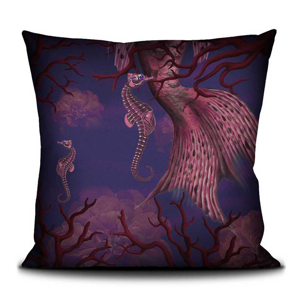 Voglio Bene Luxus Samtkissen 50x50 – maritime Rückseite mit rosa Seepferdchen, Fischschwanz-Detail und dunkler, traumhafter Unterwasserkulisse.