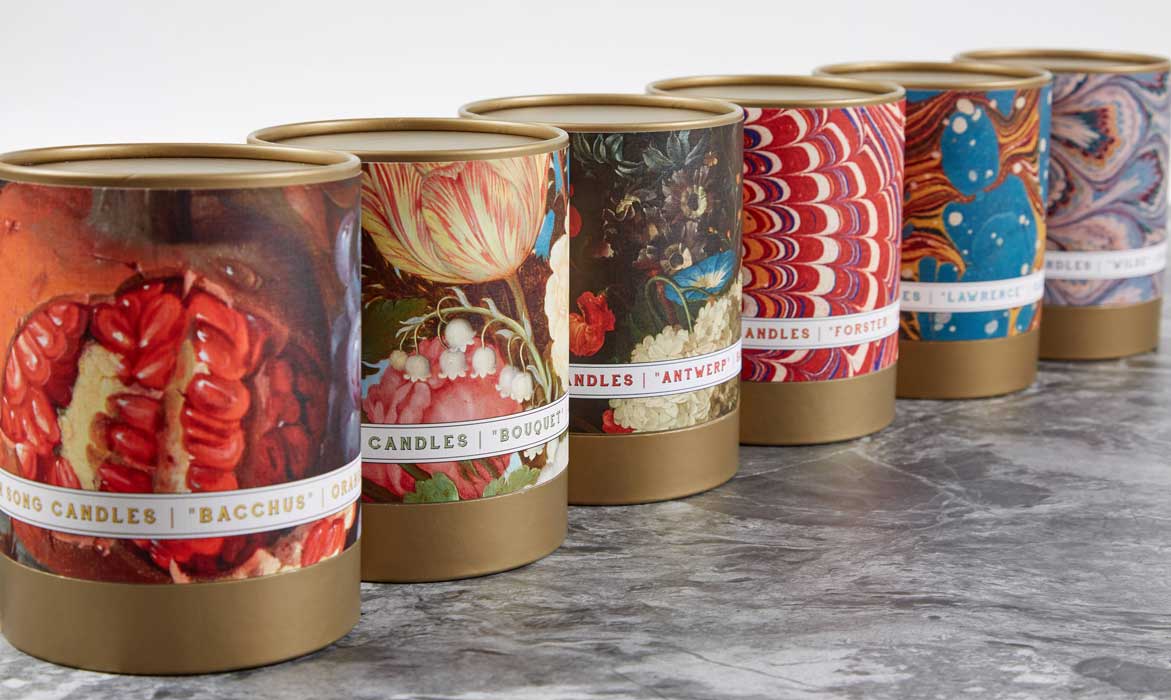 Siren Song Duftkerzen mit kunstvollen Etiketten – edle Kerzenkollektion mit außergewöhnlichen Designs und feinen Düften. Jetzt bei Lebenswerte entdecken.