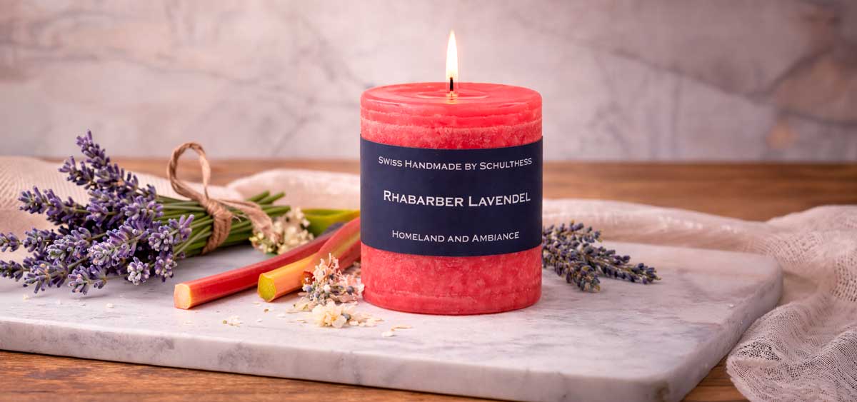 Schulthess Duftkerze Rhabarber Lavendel mit frischem Lavendel und Rhabarber dekoriert – fruchtig-blumiger Duft für Frühling und Sommer in stilvollem Arrangement