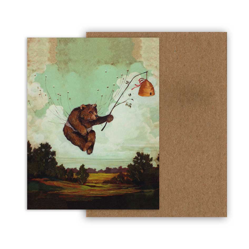 Grußkarte Benjamin’s Adventure von Elizabeth Foster – fantasievolle Illustration eines fliegenden Bären, der an einem Bienenkorb hängt, auf hellgrünem Himmelshintergrund, inklusive Kuvert.