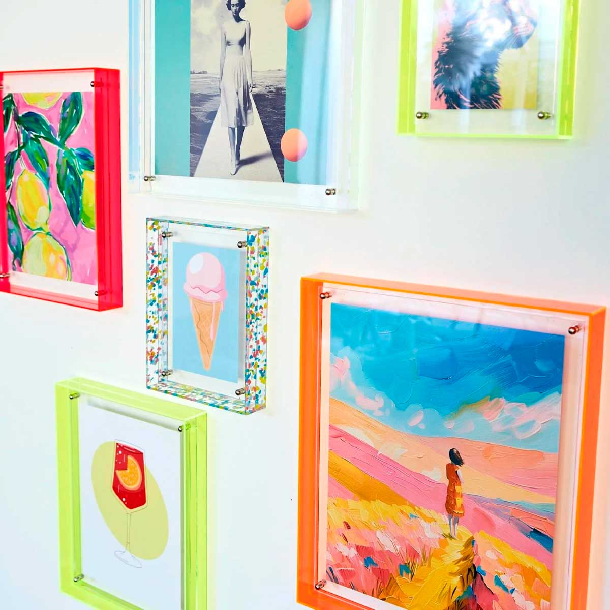Moderne Acryl Bilderrahmen in leuchtenden Neonfarben mit farbenfrohen Kunstdrucken als kreative Wanddekoration im Pop-Art-Stil.