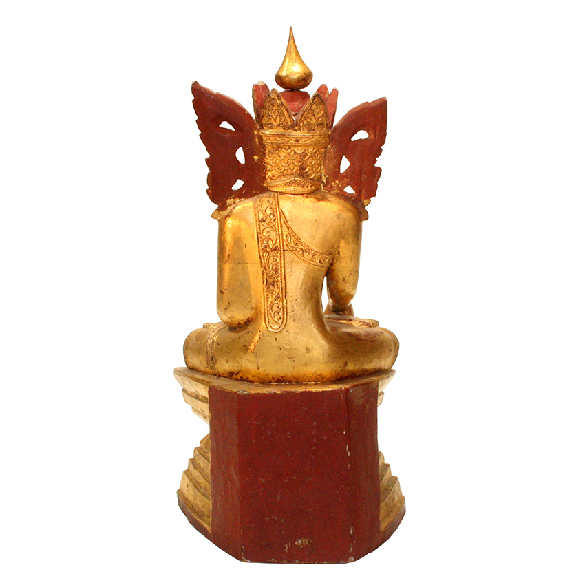 Rückansicht des vergoldeten Königsbuddha aus Teakholz, detailreich geschnitzte burmesische Buddhafigur mit Krone, Ornamenten und goldener Patina aus Burma.