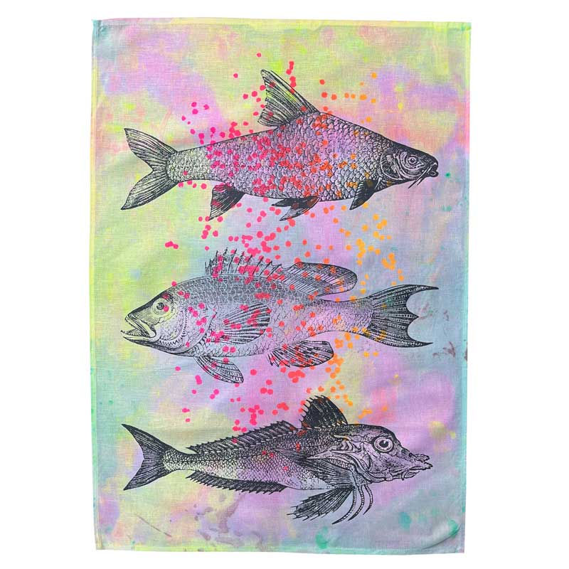 Geschirrtuch "Fische 2" Frohstoff Geschirrtuch mit farbenfrohem Fischmotiv auf pastellfarbenem Hintergrund – handbedrucktes Küchentuch aus Leinen, stilvoll und nachhaltig gefertigt.