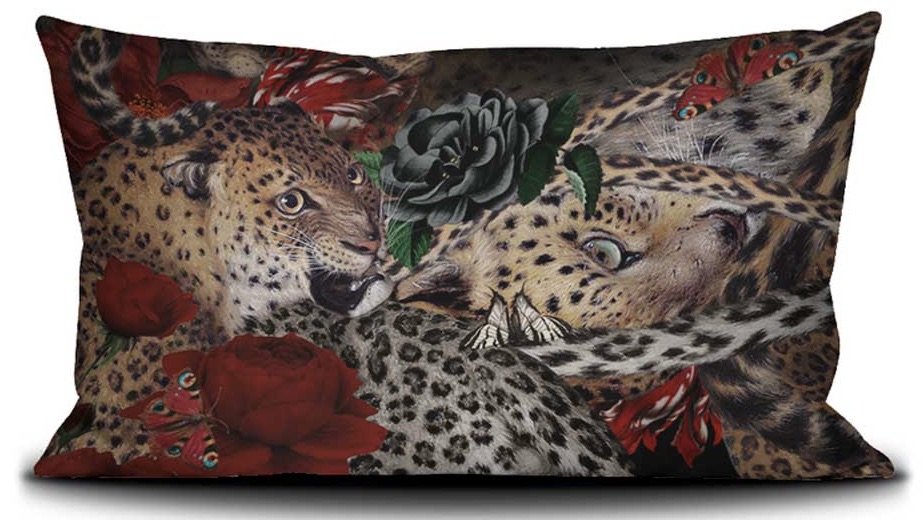 Voglio Bene Samtkissen Fauve 40x65 – Rückseite mit dramatischer Leoparden-Szene, kunstvollem Blumendetail & luxuriöser Optik, edles Designkissen für stilvolle Wohnräume.