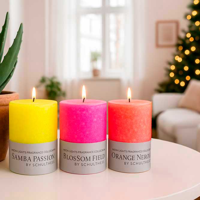Drei brennende Duftkerzen der Schulthess Neon Lights Collection – Samba Passion, Blossom Field und Orange Neroli – farbenfrohe Handarbeit für moderne Wohnräume