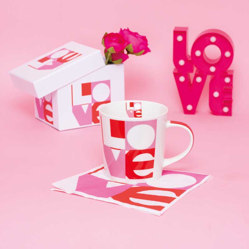 Design-Tasse Love Graphic von PPD in Pink, Rot und Weiß mit passender Geschenkbox und Serviette. Moderne Porzellantasse – ideal als Valentinstagsgeschenk oder Liebesgruß.