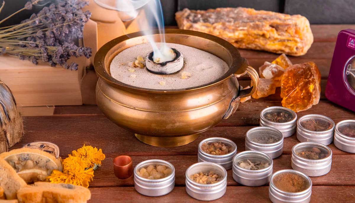 Natürliche Räuchermischungen von Berk – aromatische Kräuter, Hölzer und Gewürze für wohltuende Raumenergie, fördern Achtsamkeit und seelisches Wohlbefinden.