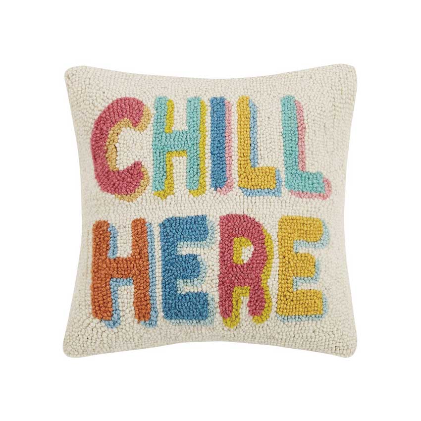 Hakenkissen „Chill“ von Peking Handicraft mit buntem Schriftzug „Chill Here“ in fröhlichen Farben auf cremefarbenem Hintergrund – gemütlich und modern.