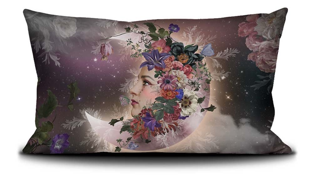 Voglio Bene Samtkissen La Luna 40x65 – poetisches Mondmotiv mit weiblichem Gesicht, umrahmt von prachtvollen Blumen, Sternenhimmel, Wolken und Schmetterlingen, traumhafte Fantasy-Ästhetik.