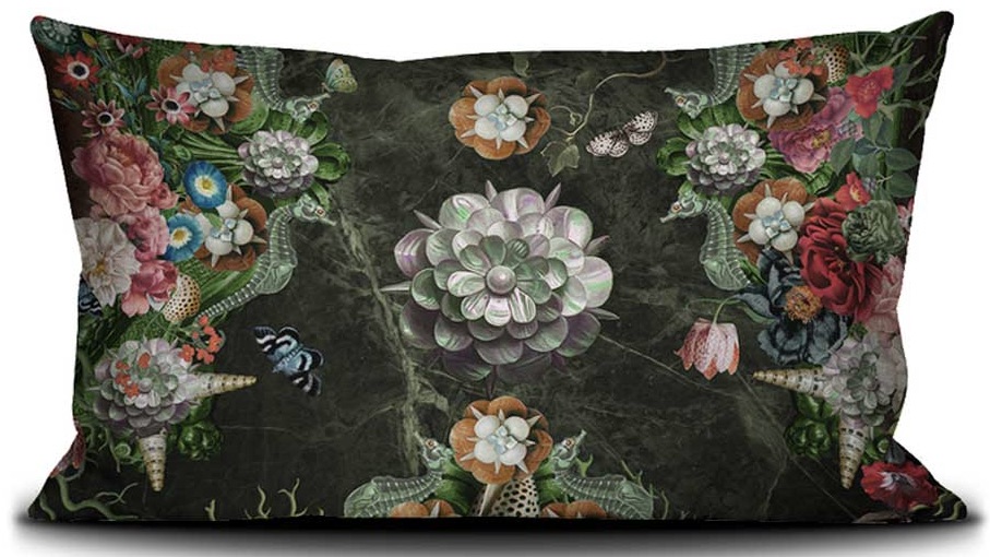 Voglio Bene Samtkissen 40x65 – detailreiches florales Kunstmotiv mit Blüten, Blättern und feinen Naturdetails auf dunklem Hintergrund. Luxuriöses Designer-Kissen für extravagantes Interieur.