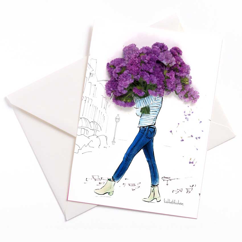 Illustration von Lütteblüten: Frau im Streifenpullover und Jeans trägt einen großen Strauß violetter Blumen. Grußkarte „Blumen für Dich“ – liebevoll, fröhlich und perfekt zum Verschenken.