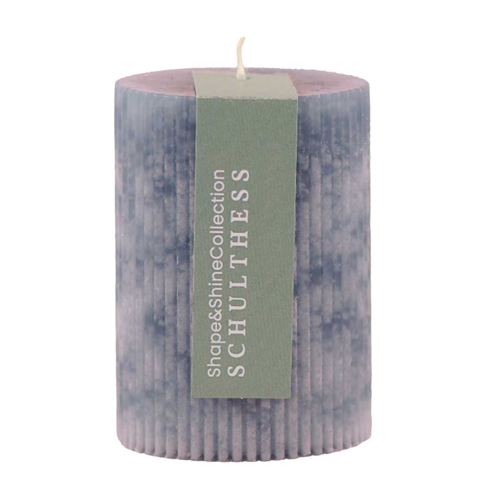 Shape & Shine Rillenkerze in der Farbe "Lavendel" von Schulthess Kerzen