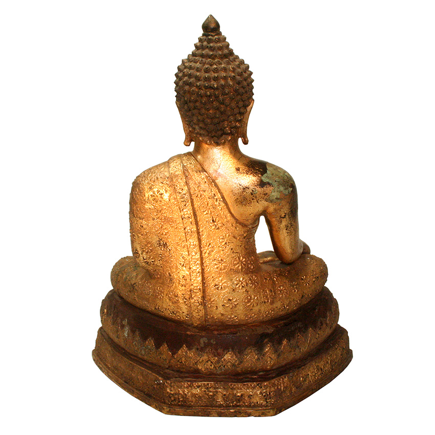 Rückansicht des vergoldeten Bronzebuddha im Chiang Saen Stil auf Flammenthron – detailreich verzierte Robe mit floralen Gravuren und Patina
